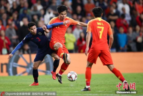當?shù)貢r間1月20日，中國男足在亞洲杯1/8決賽中迎戰(zhàn)泰國隊。上半場泰國隊素巴猜率先破門，國足在下半場5分鐘之內(nèi)由肖智和郜林連入兩球完成逆轉(zhuǎn)，從而以2：1戰(zhàn)勝對手晉級8強。晉級八強后，國足將于北京時間25日凌晨0:00迎來1/4決賽的考驗，對手是伊朗和阿曼之間的勝者。圖為中國隊蒿俊閔與泰國隊提拉通·汶馬探在搶球。圖片來源：Osports全體育圖片社