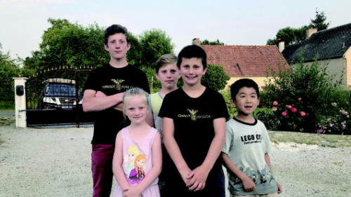 沙先生的兒子和國外小朋友合影?！∈茉L者供圖