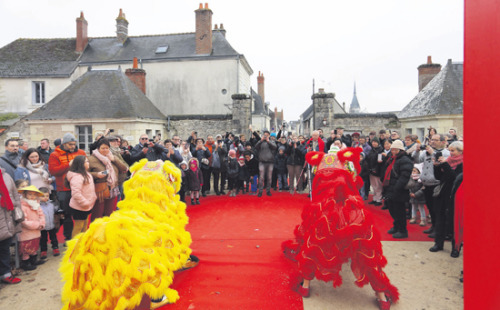 舞獅表演吸引觀眾。（《歐洲時報》/黃冠杰 攝）
