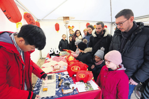 民眾排隊體驗中國的拓印。（《歐洲時報》/黃冠杰 攝）