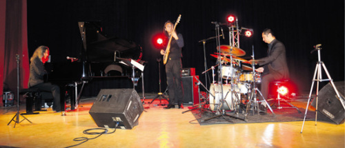 “羅寧三重奏”演出。（《歐洲時報》/黃冠杰 攝）