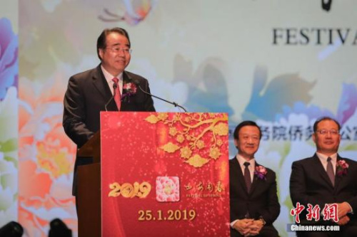 圖為國務(wù)院僑務(wù)辦公室主任許又聲在晚會(huì)演出前致辭指出，希望澳門同胞能夠緊緊依靠祖國，抓住歷史機(jī)遇，充分發(fā)揮愛國愛澳、包容共濟(jì)、務(wù)實(shí)進(jìn)取的優(yōu)良傳統(tǒng)，在國家改革開放的新一輪大潮中乘風(fēng)破浪、大展宏圖。<a target='_blank' >中新社</a>記者 謝光磊 攝