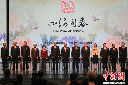 圖為全國政協(xié)副主席何厚鏵（左七）、國務(wù)院僑務(wù)辦公室主任許又聲（左六）、中央政府駐澳門聯(lián)絡(luò)辦公室副主任薛曉峰（右六）、外交部駐澳門特派員公署特派員沈蓓莉（左五）、澳門特區(qū)立法會(huì)主席賀一誠（右五）及澳門特區(qū)政府官員等出席晚會(huì)，與社會(huì)各界人士共迎新春佳節(jié)。<a target='_blank' >中新社</a>記者 謝光磊 攝