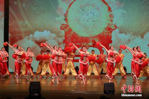 圖為開場(chǎng)舞《盛世歡歌》紅火喜慶，場(chǎng)面宏大。<a target='_blank' >中新社</a>記者 謝光磊 攝