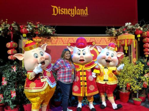 三只小豬和游客合影。(圖片來(lái)源：美國(guó)《世界日?qǐng)?bào)》記者 張宏 攝)