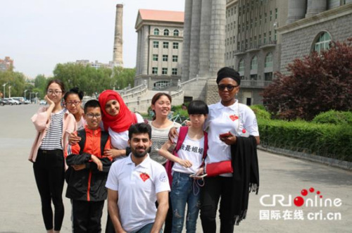 尤金妮亞（右一）與吉林大學(xué)留學(xué)生社會(huì)福利協(xié)會(huì)iCare合影。