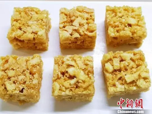 剛做好的沙琪瑪色香誘人。李曉春攝