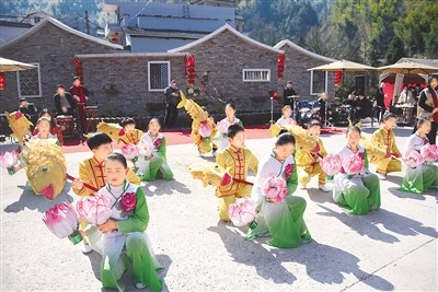 　隨著鑼鼓聲響起，一尾尾鮮艷的魚燈“游”在人群中，時(shí)而上下翻飛，時(shí)而飛騰跳躍，分外動(dòng)人。在舞燈師傅的指導(dǎo)下，國際友人有模有樣地完成了一場魚燈舞。