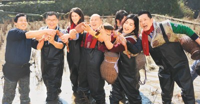 　　抓田魚活動(dòng)吸引了不少外國友人的注意。大家紛紛換上裝備，感受一番抓田魚的樂趣。