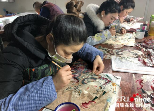 匠人給雕刻完成的皮影上色。攝影：張捷