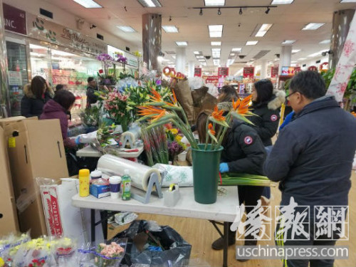 法拉盛花市不畏嚴寒熱鬧非常。(張晶攝)