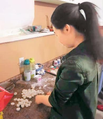 馬文靜在包餃子。