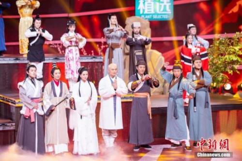 圖為眾多知名演員亮相“四海同春”2019全球華僑華人春節(jié)大聯(lián)歡錄制現(xiàn)場。