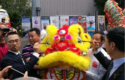 中國(guó)駐奧克蘭副總領(lǐng)事肖業(yè)文與華人國(guó)會(huì)議員楊健博士為舞龍點(diǎn)睛。（新西蘭中華新聞社/孫學(xué)良 攝）