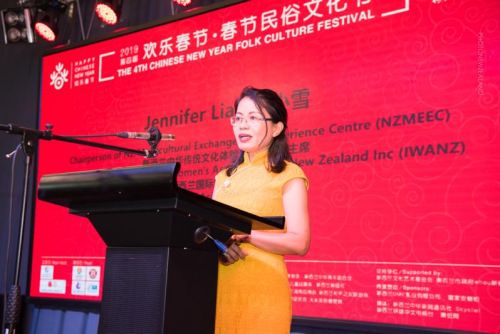 新西蘭亞洲圖書(shū)中心執(zhí)行董事廖小雪女士發(fā)表演講。（新西蘭中華新聞社/ 孫學(xué)良 攝）