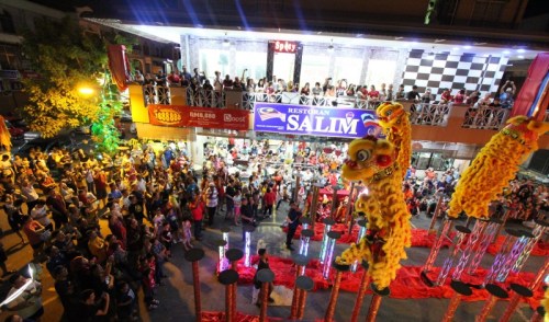 民眾一早到沙林茶室占好位子，觀賞精彩舞獅表演。（馬來西亞《星洲日報(bào)》）