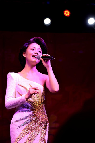 桐瑤在演唱“漫步人生路”。(《芝加哥華語論壇》報/張大衛(wèi) 攝)