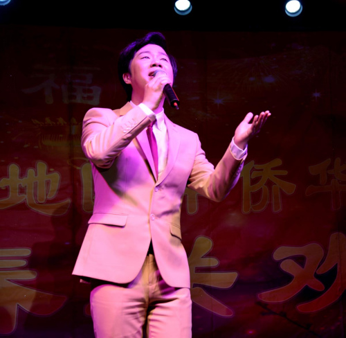 黃梟在演唱“南屏晚鐘”。(《芝加哥華語論壇》報/張大衛(wèi) 攝)