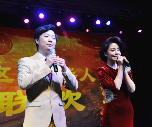 桐瑤與黃梟合唱“你怎么說”。(《芝加哥華語論壇》報/張大衛(wèi) 攝)