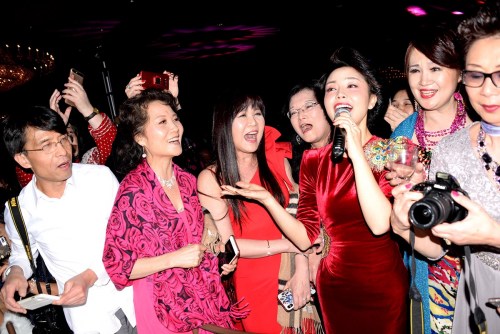 桐瑤在與觀眾互動中一起演唱。(《芝加哥華語論壇》報/張大衛(wèi) 攝)
