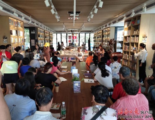 書屋還開設(shè)了讀書分享會(huì)。海南日報(bào)記者袁宇攝