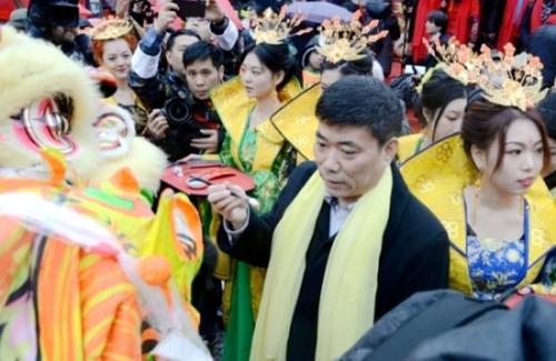 中國駐米蘭總領(lǐng)館總領(lǐng)事宋雪峰為龍獅點(diǎn)睛。(圖片來源：歐聯(lián)網(wǎng))