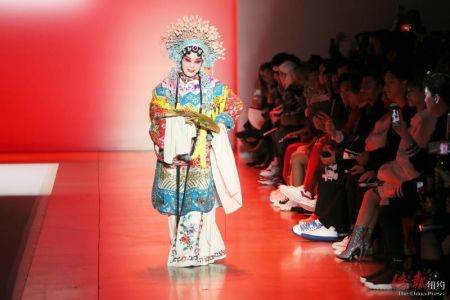 圖為京劇片段驚艷觀眾。（美國(guó)《僑報(bào)》 管黎明攝）