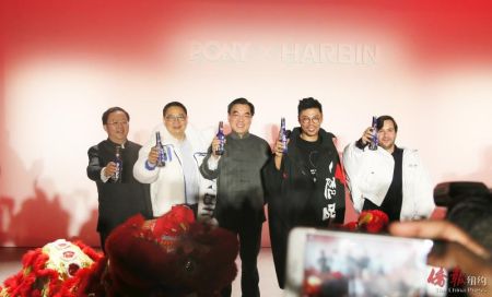 圖為黃屏等送上新年祝福。（美國(guó)《僑報(bào)》 管黎明攝））