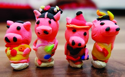 擁有藝術(shù)天賦的兒子，也隨著《延禧攻略》的潮流，制作出4只小豬。 (馬來西亞光華網(wǎng)／翁逸華 攝)