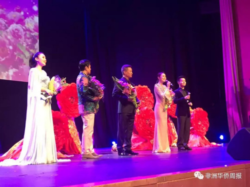 著名歌唱家閻維文與蔡國(guó)慶亮相晚會(huì)。（來(lái)源：非洲華僑周報(bào)微信公號(hào)）