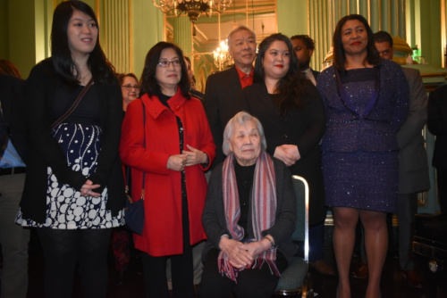 舊金山現(xiàn)任市長布里德(右一)、李孟賢母親陳雅貞(中)、夫人林進(jìn)敏(左二)、女兒李應(yīng)鈺(右二)和李明慧(左一)等出席了影片放映前的招待會(huì)。(美國《世界日?qǐng)?bào)》/黃少華 攝)