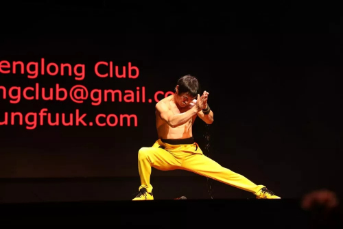 倫敦當(dāng)?shù)毓Ψ驁F(tuán)體恒龍功夫俱樂(lè)部特邀教練、中國(guó)達(dá)人秀李小龍模仿者李勝?gòu)?qiáng)帶來(lái)的精彩功夫表演，引起全場(chǎng)驚呼和掌聲連連。