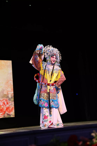 梅派第三代傳人青衣男旦胡文閣出場(chǎng)，為晚會(huì)掀起了一個(gè)高潮。