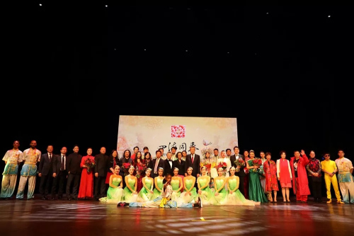 圖為演出結(jié)束后嘉賓和眾明星、演職人員照全家福。