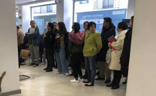 在現(xiàn)場維權(quán)解凍賬戶的僑胞。(圖片來源：志愿者供圖)