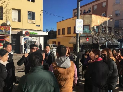 志愿者房玉鵬(左三)幫助他的同胞維權(quán)解凍賬戶。(圖片來源：《日報》)