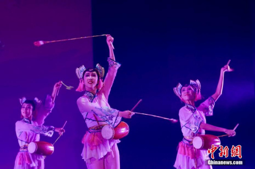 當(dāng)?shù)貢r間2月14日晚，德國法蘭克福衛(wèi)星城哈瑙國會劇院內(nèi)暖意濃濃，2019年“四海同春”赴歐洲藝術(shù)團(tuán)的藝術(shù)家們趕在農(nóng)歷正月初十這天，為現(xiàn)場上千名旅德華僑華人及德國觀眾送上了一臺年味十足的中華文化盛宴。圖為中國東方歌舞團(tuán)帶來的舞蹈表演《長穗花鼓》。 <a target='_blank' >中新社</a>記者 彭大偉 攝