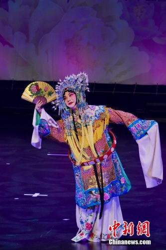 圖為梅派京劇傳人胡文閣表演京劇《貴妃醉酒》和《梨花頌》。 <a target='_blank' >中新社</a>記者 彭大偉 攝