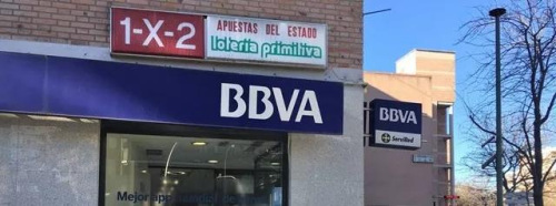 　　位于馬德里Usera區(qū)的一家BBVA銀行營(yíng)業(yè)廳。(圖片來(lái)源：西班牙《日?qǐng)?bào)》)