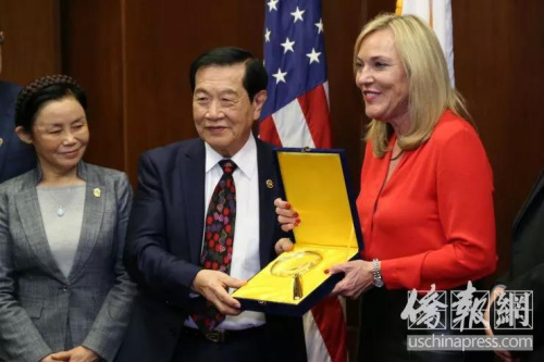 　李昌鈺回贈(zèng)他破案用的放大鏡給巴格。僑報(bào)記者高睿攝