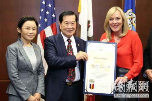 洛縣縣政委員巴格(右)為李昌鈺頒獎(jiǎng)。僑報(bào)記者高睿攝