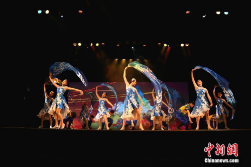 2月15日，2019年“四海同春”亞洲團(tuán)來到日本東京，為當(dāng)?shù)貎S胞帶來一場視聽盛宴。圖為舞蹈表演《魚躍龍門步步高》。<a target='_blank' >中新社</a>記者 呂少威 攝