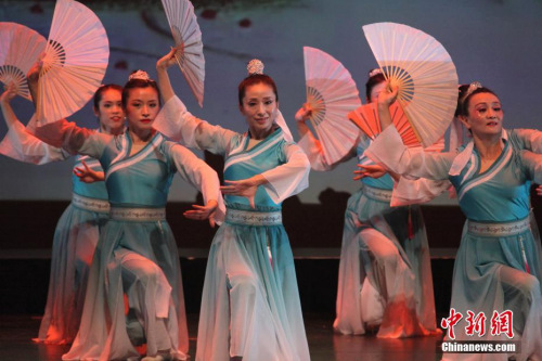 當(dāng)?shù)貢r間2月10日，多倫多華星藝術(shù)團(tuán)表演舞蹈《大敦煌》。當(dāng)晚，由多倫多華星藝術(shù)團(tuán)主辦的2019“四海同春·華星閃耀”新春晚會在加拿大多倫多上演。<a target='_blank' >中新社</a>記者 余瑞冬 攝