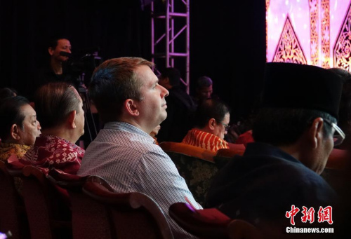 圖為觀看表演的印尼僑胞與外國(guó)朋友。<a target='_blank' >中新社</a>記者 周欣嬡 攝