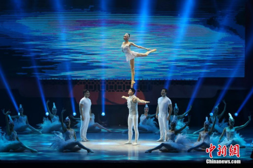 圖為雜技《肩上芭蕾》，以獨具東方魅力的雜技表演形式、舞臺背景和中國風服裝，對西方舞蹈芭蕾進行另類詮釋。<a target='_blank' >中新社</a>記者 謝光磊 攝