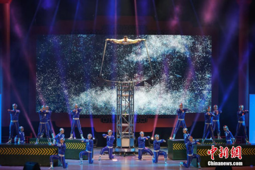 圖為曾登上2018年央視春晚的雜技節(jié)目《筑夢未來》。<a target='_blank' >中新社</a>記者 謝光磊 攝