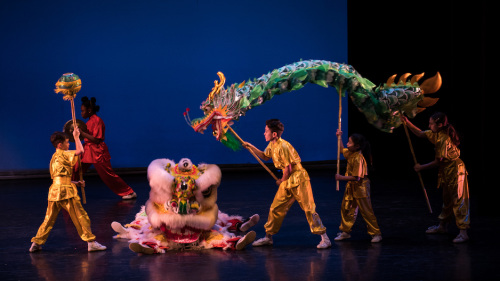 當?shù)孛耖g藝術團表演獅龍共舞 當?shù)孛耖g藝術團表演獅龍共舞