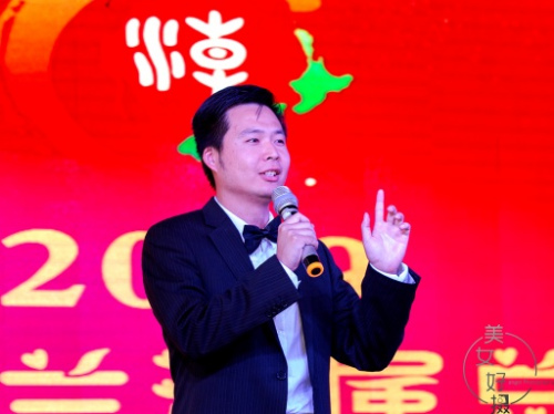 主持人陳植先生。