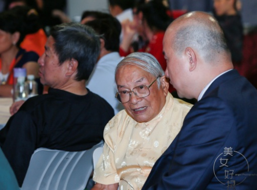 眼角中流露的絲絲思鄉(xiāng)情懷，離家時(shí)的青澀少年現(xiàn)在已白發(fā)蒼蒼 ，以鄉(xiāng)語(yǔ)慰鄉(xiāng)愁。