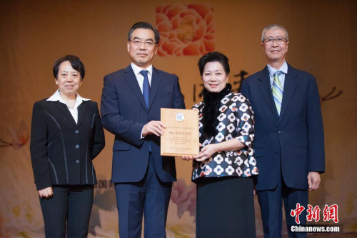 圖為演出開始前，中國駐紐約總領(lǐng)事黃屏（左二）向大費(fèi)城僑學(xué)界華人社團(tuán)聯(lián)席會(huì)議頒發(fā)“熱心服務(wù)社區(qū)獎(jiǎng)”，聯(lián)席會(huì)議秘書長葉慧民（右二）領(lǐng)獎(jiǎng)。<a target='_blank' >中新社</a>記者 馬德林 攝